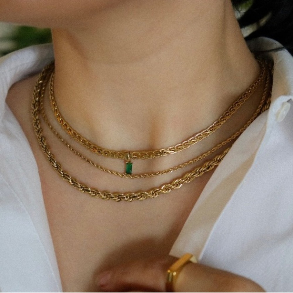 Gorgeous 18k gold layered necklace set
